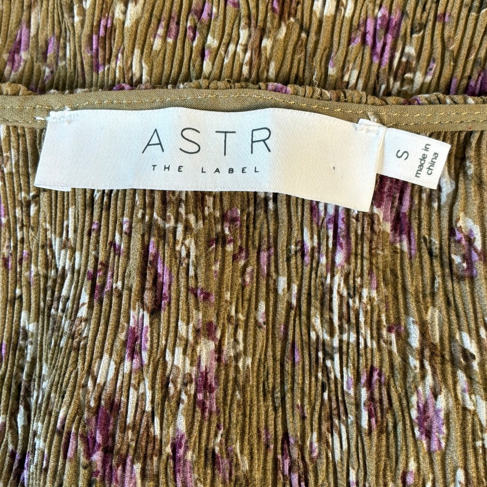 New ASTR The Label Top Olive Green Mustard Floral Puff Sleeve Top Size Small - Picture 5 of 12